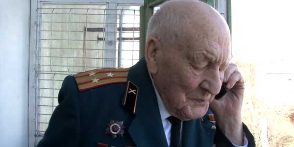 Концерт под аккордеон. Фронтовые песни и поздравления звучат в адрес дзержинских ветеранов