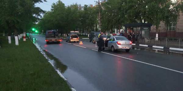 Пьяное утро. Автомобиль влетел в патруль ППС на перекрестке в Дзержинске