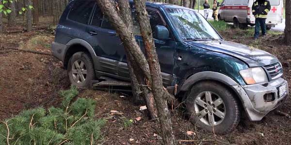 Осторожно: мокрая дорога! Автомобиль занесло на извилистом участке трассы под Дзержинском