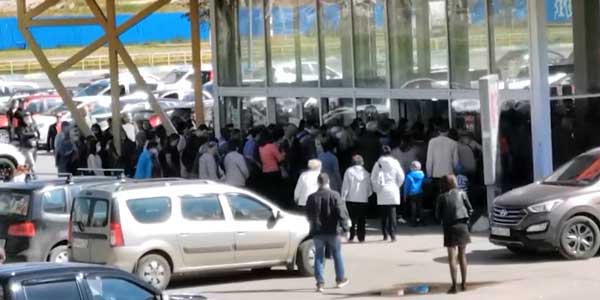 Брали штурмом. Дзержинцы сегодня атаковали закрывающийся гипермаркет