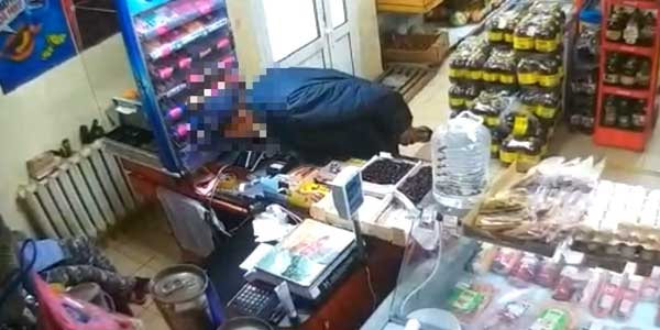 Надо меньше спать! Касса магазина в Дзержинске опустела на 8 тысяч рублей