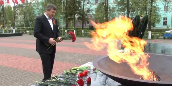 Соблюдая традиции. В День Победы глава Дзержинска возложил цветы к Вечному огню