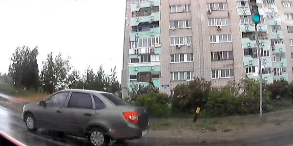 Обратная связь. Два фрагмента грубых проколов дзержинских водителей