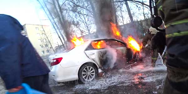 Автомобильный поджог. Две машины одновременно вспыхнули в Дзержинске ранним утром