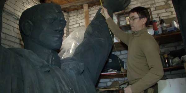 Памятник в гараже. Скульптор из Дзержинска создал пятиметровую копию известного монумента