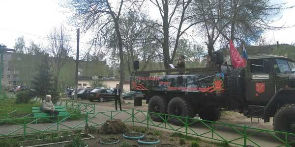 Поем двором. Дзержинских ветеранов поздравляют с Днем Победы