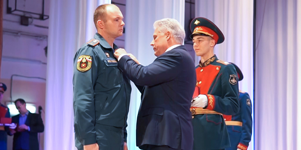 Герои рядом с нами. Дзержинских спасателей наградили за ликвидацию последствий взрыва на «Кристалле»