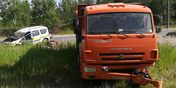 Грузовик и легковушка не разъехались под Дзержинском
