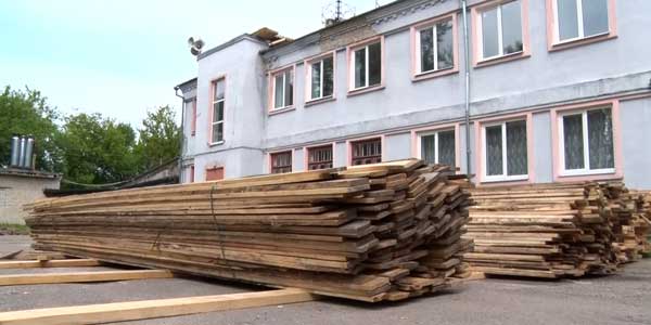 В одной из поселковых школ Дзержинска капитально отремонтируют кровлю