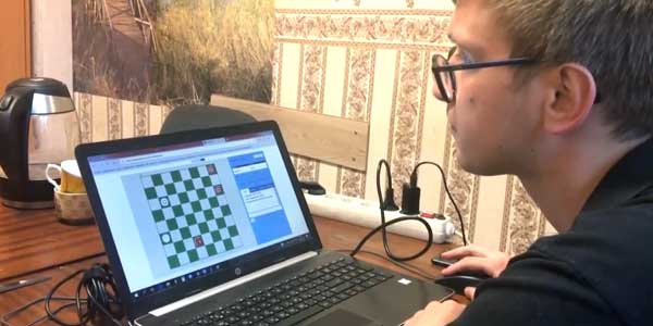 Дзержинец стал организатором международных онлайн-турниров по шашкам