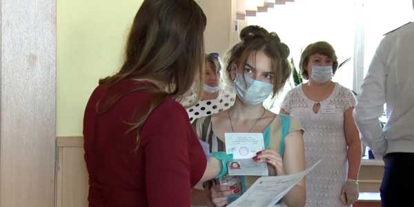 Дзержинские выпускники сдали письменно иностранный язык