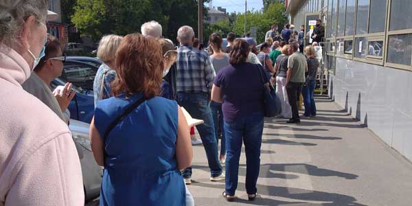 В Дзержинске перед МФЦ на Гастелло сегодня выстроилась огромная очередь