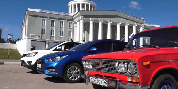 Автомобильный триколор: автопробегом отметили дзержинцы День государственного флага России