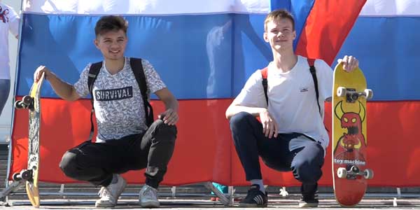 На фоне триколора: акция «Флаг моей страны» прошла в Дзержинске