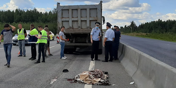 Грузовик насмерть задавил дорожного рабочего недалеко от Дзержинска