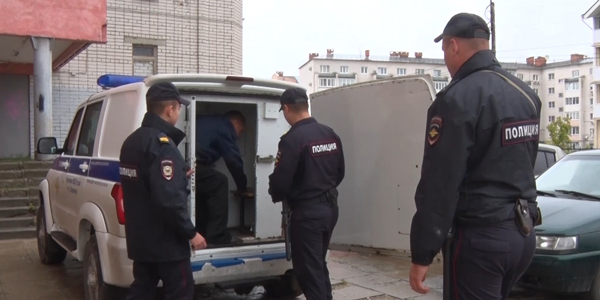 Из-за буйного поведения дзержинца соседи по подъезду сдали полиции
