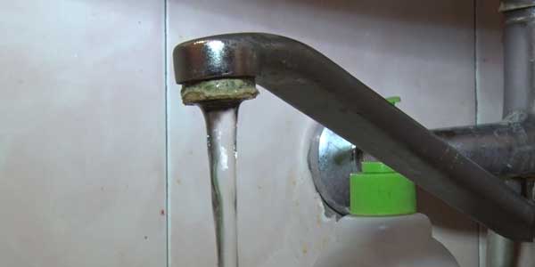 Пониженное давление: почти 2 месяца практически без воды живут жители дома на Молодежной в Дзержинске