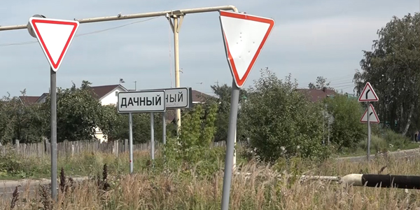 Двойные знаки: дорожно-знаковая «иллюзия» в пригородном поселке Дзержинска