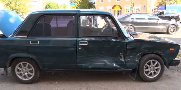 Поворот с разворотом: перекресток в Дзержинске стал местом аварии внедорожника и легковушки