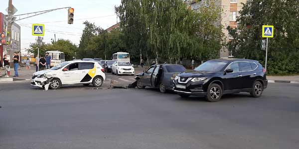 Кто прав, кто виноват: две легковушки не разъехались на перекрестке в Дзержинске