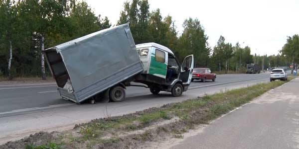 Курьезное ДТП: ГАЗель переломилась пополам на выезде из Дзержинска
