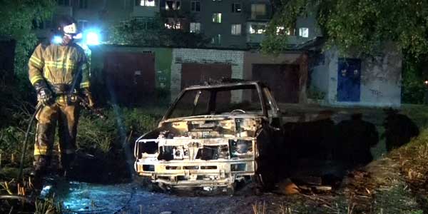 «Ока» в огне: заброшенный автомобиль полыхал в Дзержинске