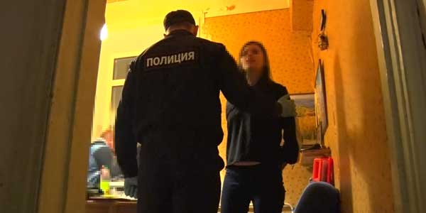 Одни дома: пятерых детей оставила в квартире горе-мамаша из Дзержинска и ушла в загул