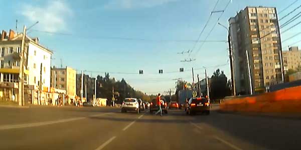 Бесстрашие или безрассудство: дзержинские пешеходы-экстремалы в рубрике «Обратная связь»