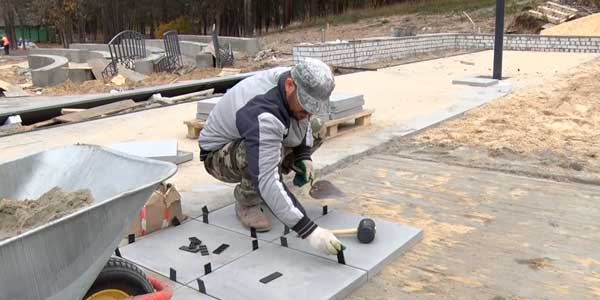Выбились из графика: ход работ в центральном парке Дзержинска оценил депутат Заксобрания Евгений Люлин