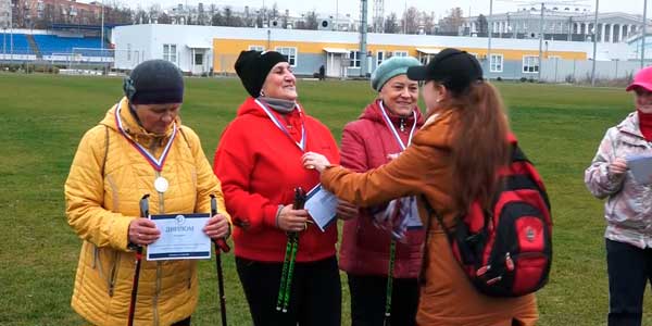 Спортивный праздник: соревнования по скандинавской ходьбе прошли в Дзержинске