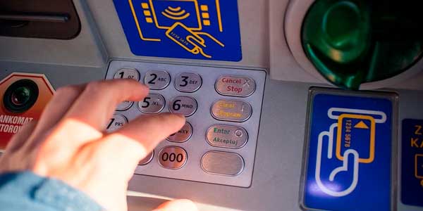 Если друг оказался вдруг: чужой банковской картой расплачивались за покупки два дзержинца