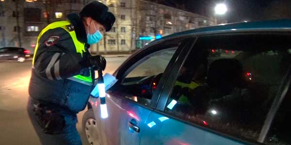 Юный пассажир: сотрудники ГИБДД напомнили дзержинцам правила безопасной поездки с детьми в автомобиле