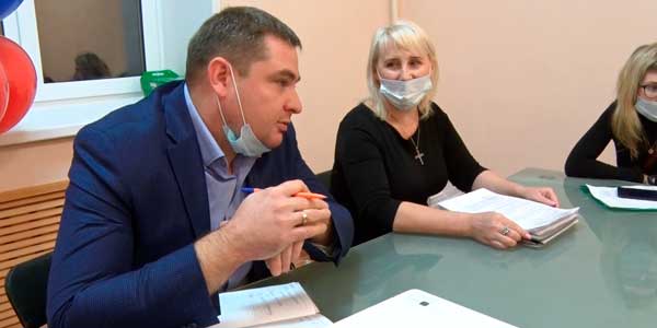 Знакомьтесь, новый депутат: приемная Кирилла Семенца открылась в библиотеке Дзержинска