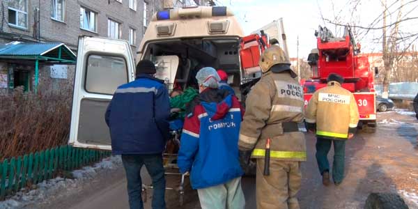 «Третий раз уже поджигает...»: целый подъезд эвакуировали из-за пожара в дзержинской многоэтажке