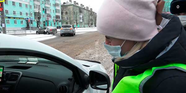 Безопасные каникулы: сотрудники ГИБДД напомнили дзержинцам о правилах поведения на дорогах