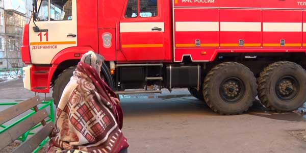 Спасли из огня: огнеборцы вытащили из горящей квартиры в Дзержинске пенсионера
