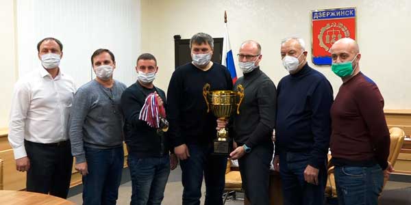 Награды для победителей: глава города вручил дзержинским футболистам заслуженные медали