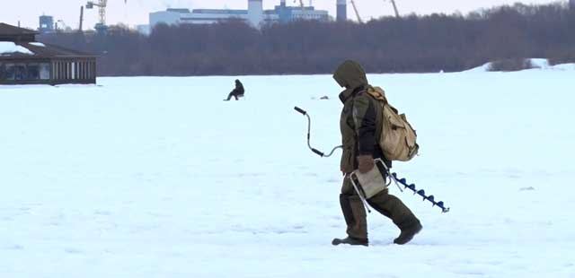 Шаткое положение: лед на дзержинских водоемах небезопасен для рыбаков