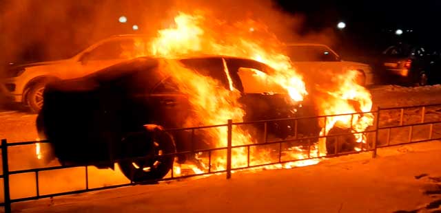 Поджог или случайность: сгорел автомобиль дзержинского журналиста