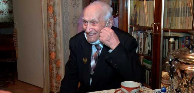 За чашкой чая: Евгений Люлин поговорил с ветераном о трудовых подвигах дзержинцев
