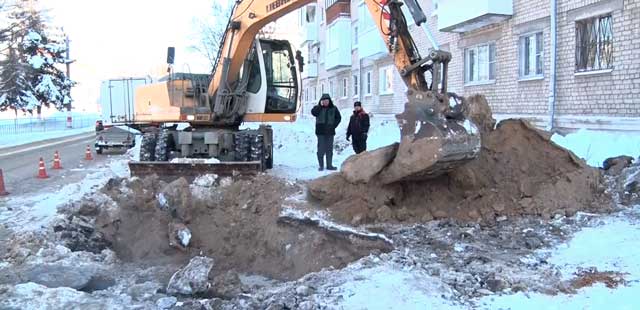 Авария на водоводе: специалисты Дзержинского водоканала оперативно устраняли последствия прорыва