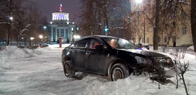 Опасный кульбит: через аллею в сугроб улетел дзержинский водитель иномарки на бульваре Победы