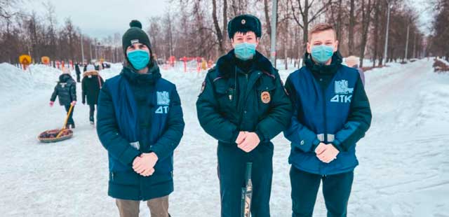 Студенческий десант: добровольные народные дружинники патрулируют с полицейскими улицы Дзержинска