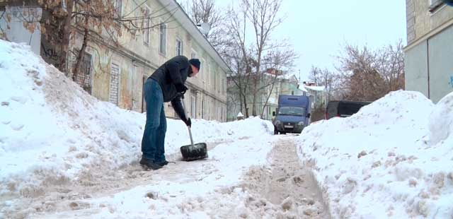 По колеям и кочкам: дзержинские водители жалуются на нечищеные въезды во дворы