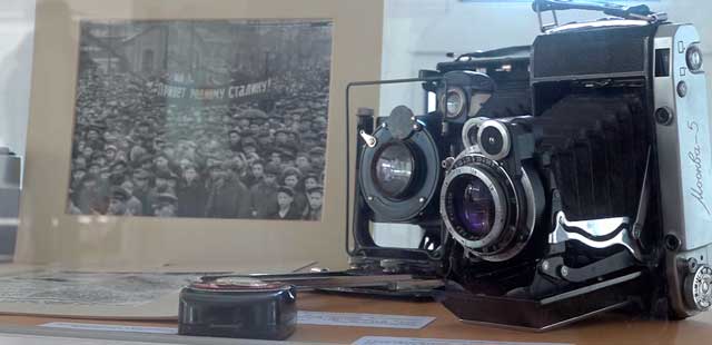 От камеры-обскуры до наших дней: экспозиция об истории фотографии работает в дзержинском Доме книги