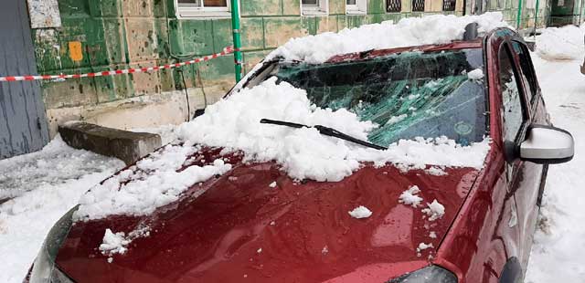 Чуть не расплющило: снежная лавина обрушилась на машину в одном из дворов Дзержинске