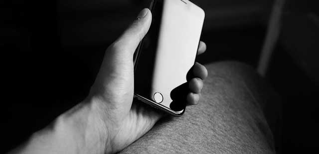 Плохо лежало: уходя из гостей, житель Дзержинска прихватил чужой телефон