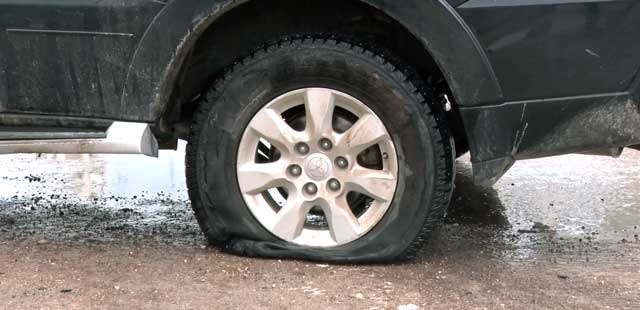 Дорожный провал: асфальт ушел из-под колес автомобиля в Дзержинске