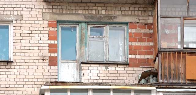 Хрупкая конструкция: балкон жилого дома упал в Дзержинске