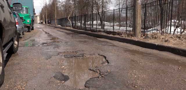 Проблемы и дороги: дзержинцы оценили состояние проезжих частей в городе после зимы